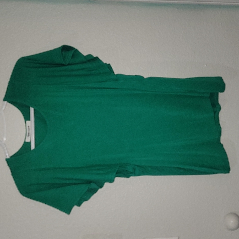 Med green shirt